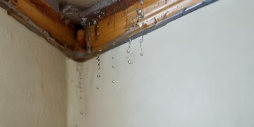 楼上漏水要告诉物业吗？