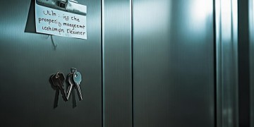 为什么不允许物业锁电梯？
