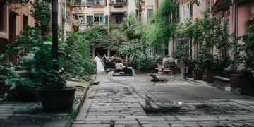 物业保安为什么主动打伞？